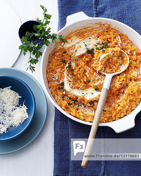 Nahaufnahme einer Tomatenrisotto-Platte
