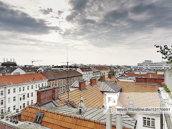 Erhöhte Ansicht von Hausfassaden und Dächern  Wien  Österreich