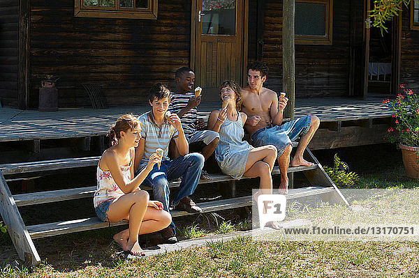 Jugendliche essen Eiscreme auf der Veranda