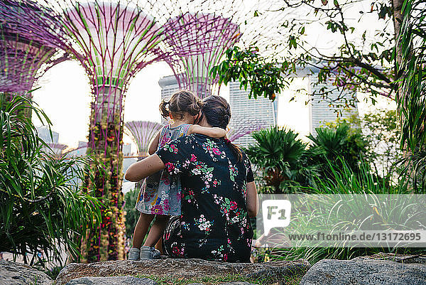 Singapur  Gardens by the Bay  Mutter und Tochter genießen den Supertree Grove bei Sonnenuntergang