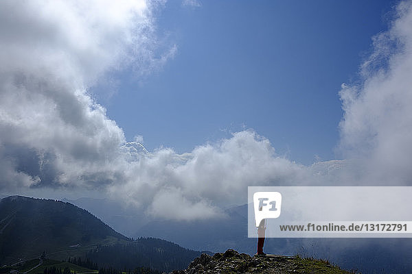 Deutschland  Bayern  Oberbayern  Bayerische Voralpen  Blick vom Wallberg  Wanderer auf Berggipfel stehend