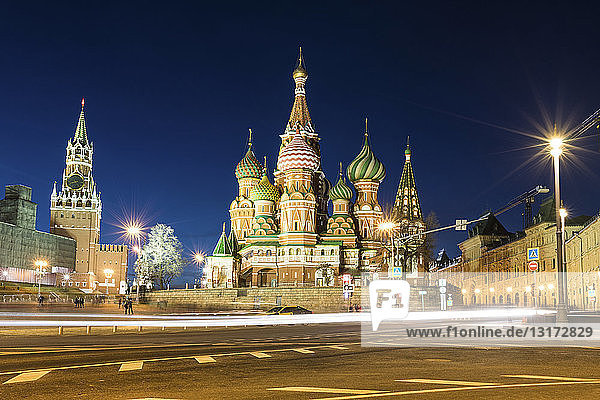 Russland  Moskau  Kreml und Basiliuskathedrale bei Nacht