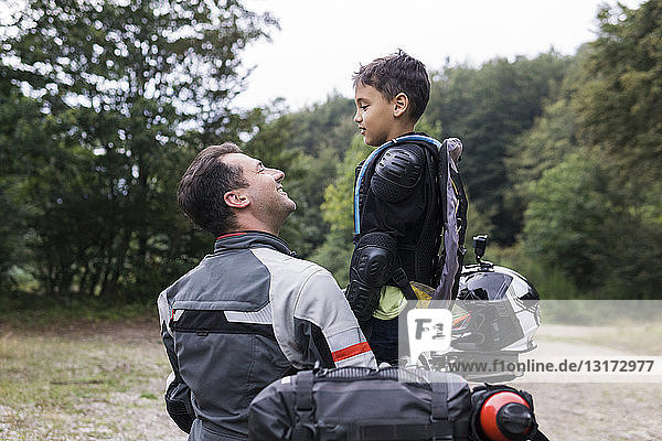 Vater und Sohn machen eine Pause während einer Motorradtour