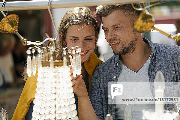 Belgien  Tongeren  glückliches junges Paar auf einem Antiquitäten-Flohmarkt