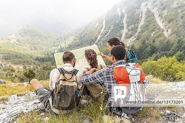 Italien  Massa  Gruppe von Leuten  die in den Alpi Apuane wandern und sich eine Karte anschauen