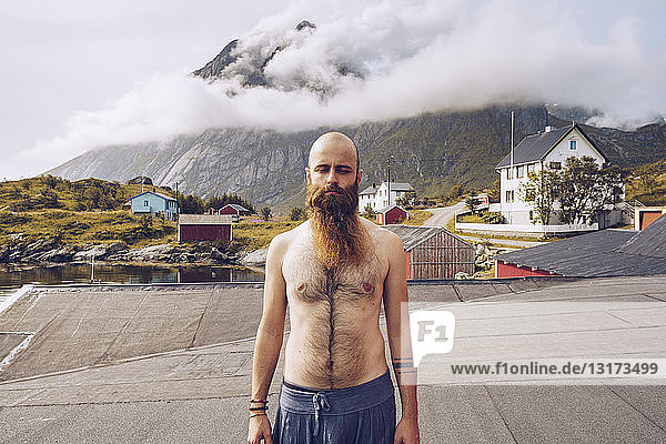 Norwegen  Lofoten  Porträt eines hemdlosen Mannes mit Vollbart