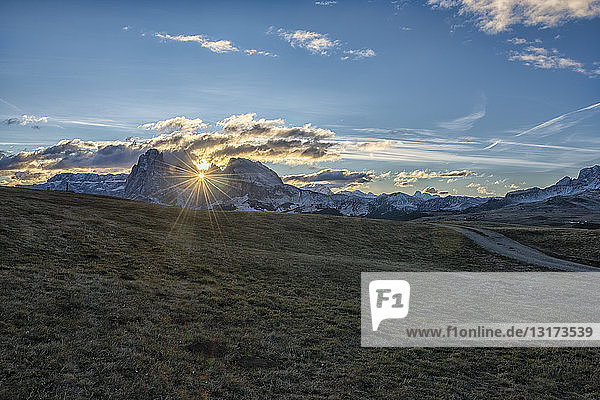 Italien  Südtirol  Seiser Alm  Langkofel und Plattkofel bei Sonnenaufgang