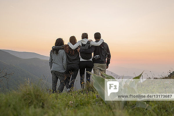Bulgarien  Balkangebirge  Gruppe von Wanderern  die bei Sonnenuntergang auf dem Aussichtspunkt stehen