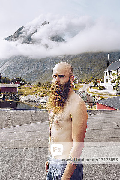 Norwegen  Lofoten  Porträt eines hemdlosen Mannes mit Vollbart