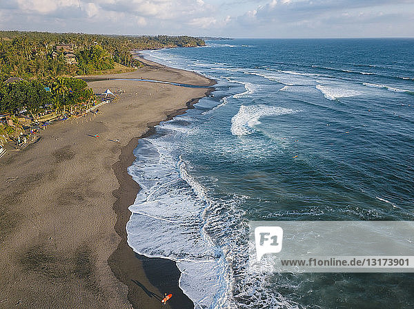 Indonesien  Bali  Luftaufnahme von Surfern am Strand von Balian