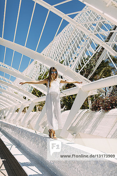 Spanien Valencia Ciudad de las Artes y de Las Ciencias Frau balanciert bei L'Umbracle