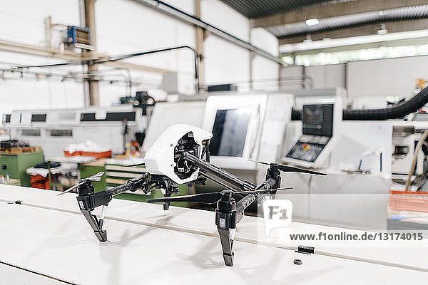 Drohne in der Werkstatt eines Hightech-Unternehmens