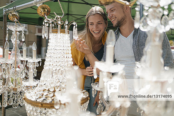 Belgien  Tongeren  glückliches junges Paar auf einem Antiquitäten-Flohmarkt