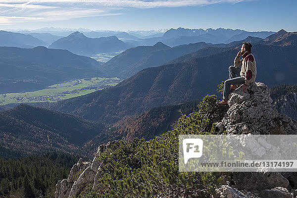Deutschland  Oberbayern  Aschau  Wanderer am Aussichtspunkt Kampenwand sitzend