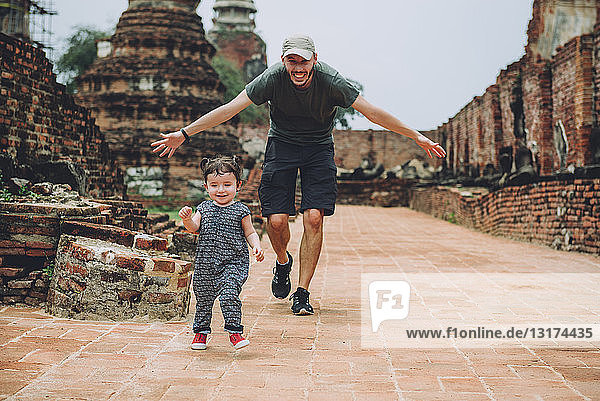 Thailand  Ayutthaya  Vater und Tochter laufen in den antiken Ruinen eines Tempels im Wat Mahathat