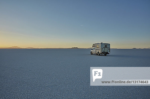 Bolivien Salar de Uyuni Wohnmobil am Salzsee in der Dämmerung