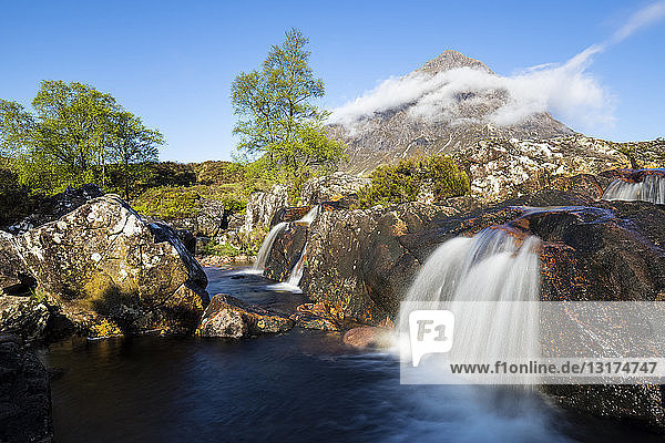 Grossbritannien  Schottland  Schottische Highlands  Glen Etive  Bergmassiv Buachaille Etive Mor mit Mountain Stob Dearg  Fluss Coupall  Wasserfall Etive Mor