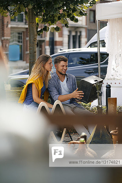 Belgien Tongeren junges Paar auf einem Antiquitäten-Flohmarkt