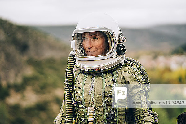 Porträt einer Frau im Raumanzug bei der Erforschung der Natur
