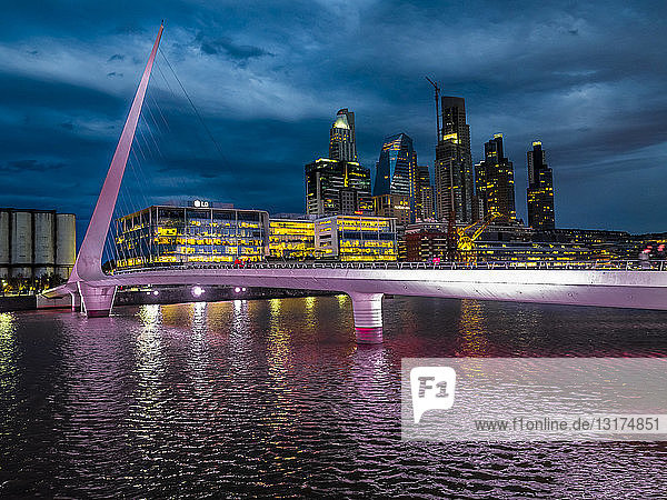 Argentinien  Buenos Aires  Puerto Madero  Dock Sud mit Puente de la Mujer bei Nacht