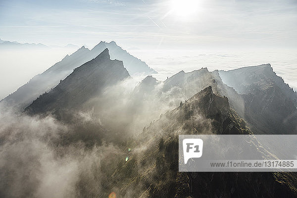 Die Schweiz  Berge und Nebel