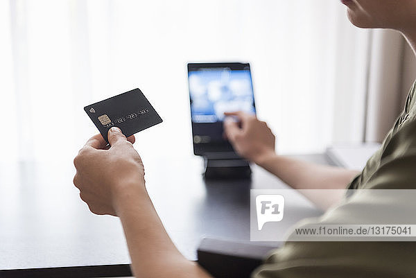Nahaufnahme einer handgehaltenen Kreditkarte