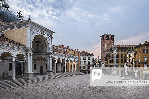 Italien  Friaul-Julisch-Venetien  Udine  Piazza Liberta und Loggia di San Giovanni in der Abenddämmerung