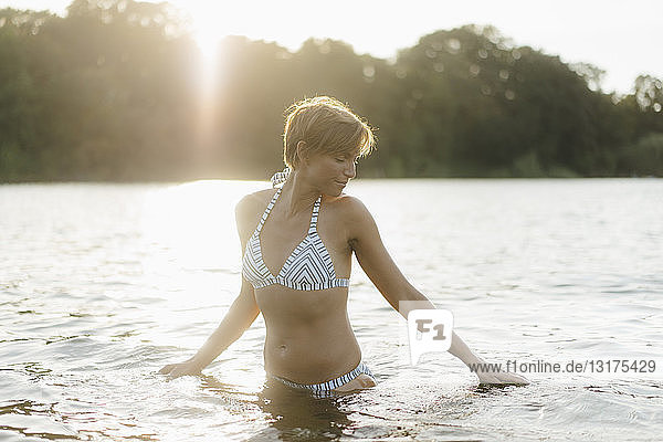 Porträt einer Frau im Bikini in einem See