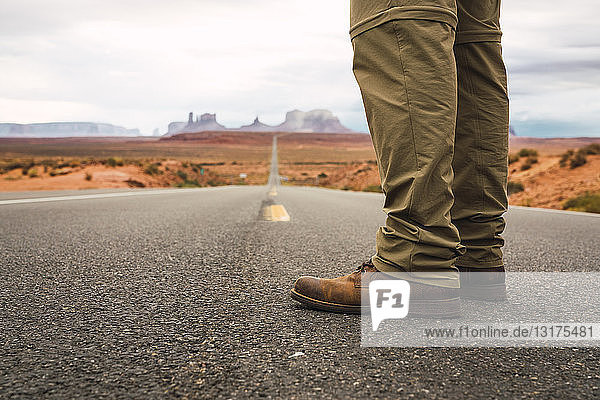 USA  Utah  Mann steht auf der Straße zum Monument Valley