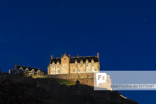 Großbritannien  Schottland  Edinburgh  Castle Rock  Edinburgh Castle bei Nacht