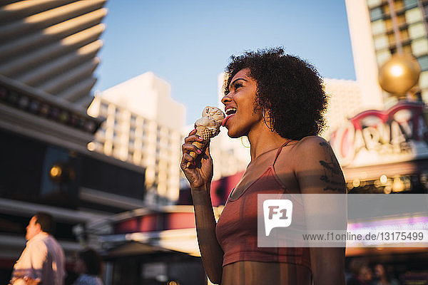 USA,  Nevada,  Las Vegas,  glückliche junge Frau beim Eisessen in der Stadt