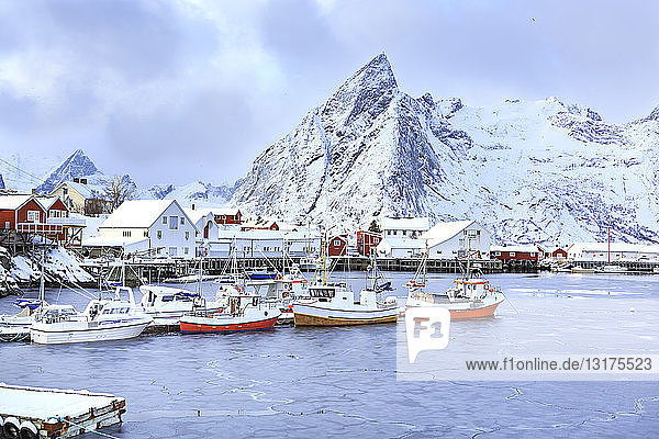 Norwegen  Lofoten  Insel Hamnoy  Fischerhütten und Boote