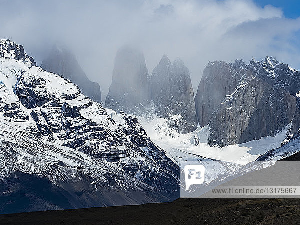 Chile  Patagonien  Region Magallanes y la Antartica Chilena  Nationalpark Torres del Paine  Cerro Paine Grande und Cuernos del Paine