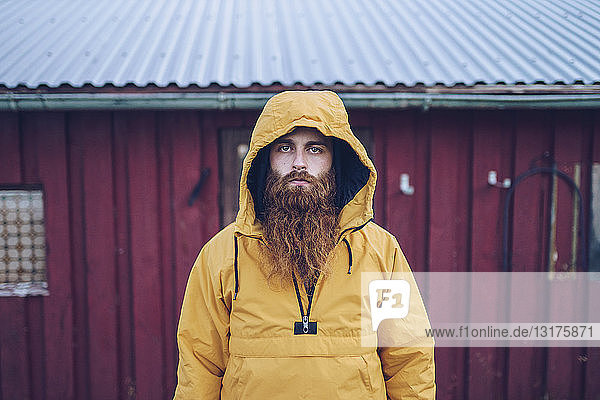 Schweden  Lappland  Porträt eines ernsten Mannes mit Vollbart und gelber Windjacke