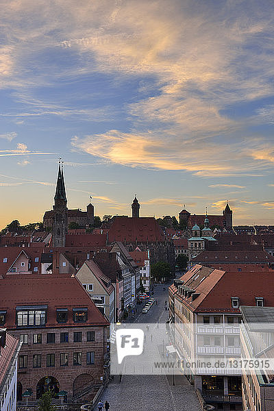 Nürnbergs Skyline bei Sonnenuntergang  Bayern  Mittelfranken  Deutschland