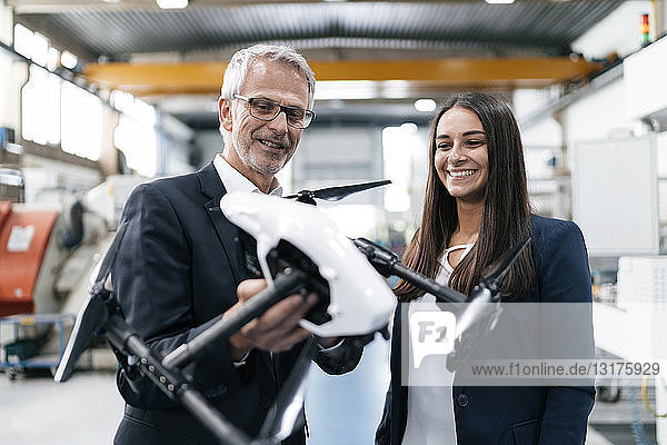 Geschäftsmann und Frau in einem High-Tech-Unternehmen  diskutiert über die Produktion von Drohnen