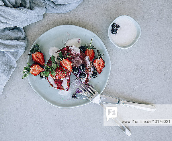 Rote-Bete-Pfannkuchen mit frischen Beeren und Joghurt-Dip