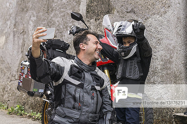 Glückliche Vater und Sohn machen eine Motorradtour