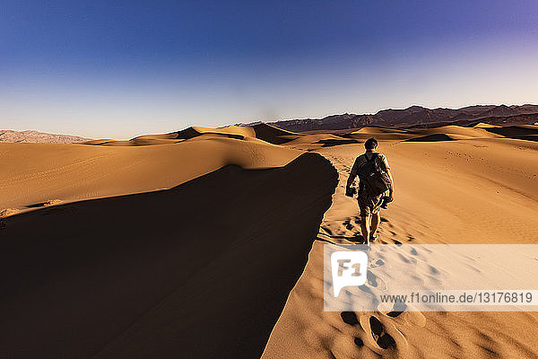 USA  Kalifornien  Death Valley  Death Valley National Park  Mesquite Flat Sand Dunes  Mann auf Düne