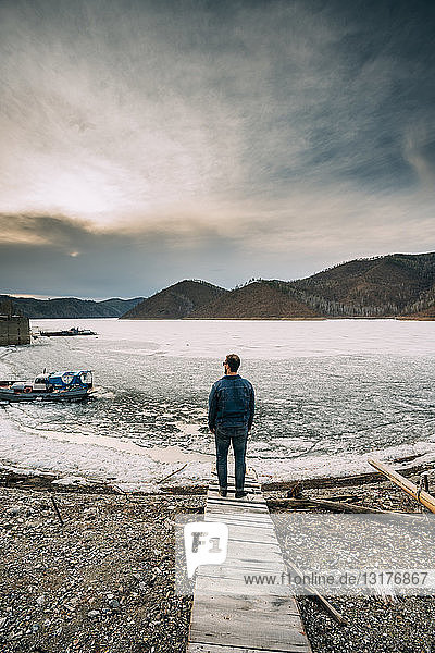 Russland  Amur-Oblast  Rückenansicht eines Mannes  der auf der Strandpromenade steht und auf die Aussicht schaut