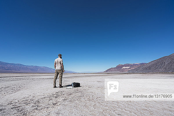 USA  Kalifornien  Death Valley  Rückenansicht eines in der Wüste stehenden Mannes