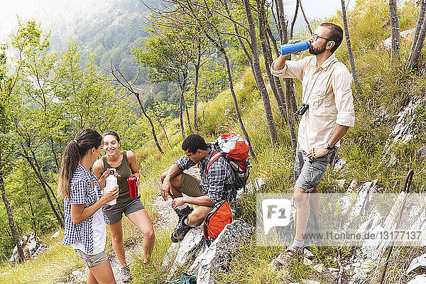Italien  Massa  Wanderer  die sich während eines Tages in den Alpi Apuane ausruhen