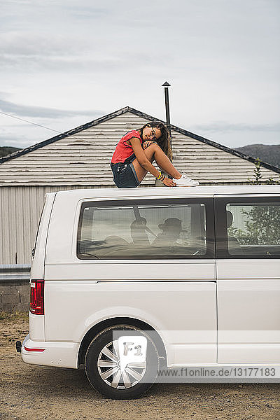 Freunde reisen mit einem Campingwagen durch das norwegische Lappland