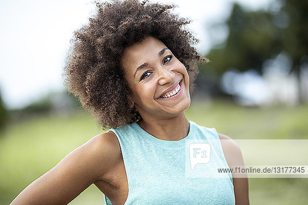 Porträt einer glücklichen Frau im Freien