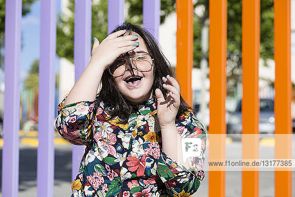 Teenager-Mädchen mit Down-Syndrom  das eine Brille trägt und lächelt