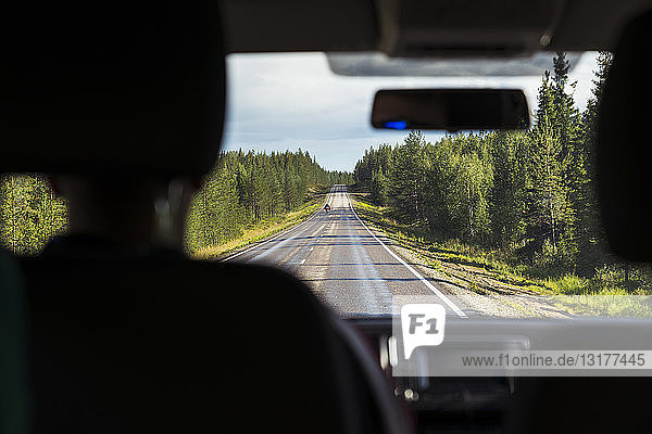 Finnland  Lappland  Innenansicht eines Autofahrers in einer ländlichen Landschaft