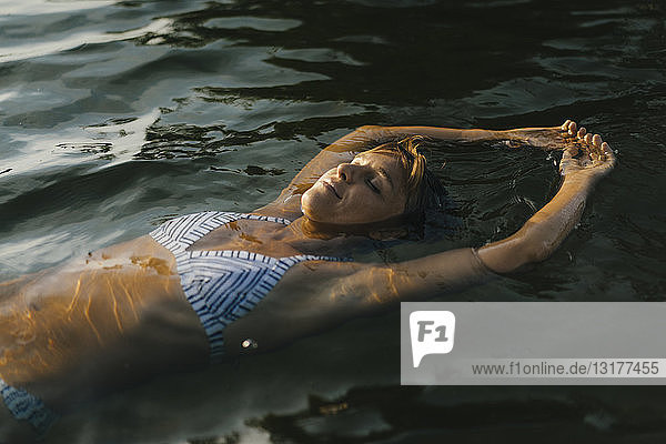 Porträt einer Frau  die in einem See schwimmt