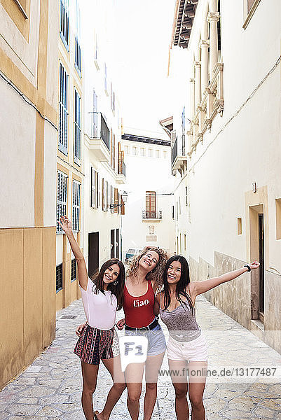 Spanien  Mallorca  Palma  Porträt von drei glücklichen jungen Frauen in der Stadt
