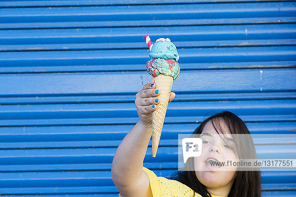 Teenager-Mädchen mit Down-Syndrom genießt ein Eis