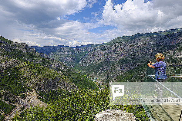 Albanien  Grafschaft Shkoder  Albanische Alpen  Cem-Canyon  Beobachtungspunkt  Wanderfotografie